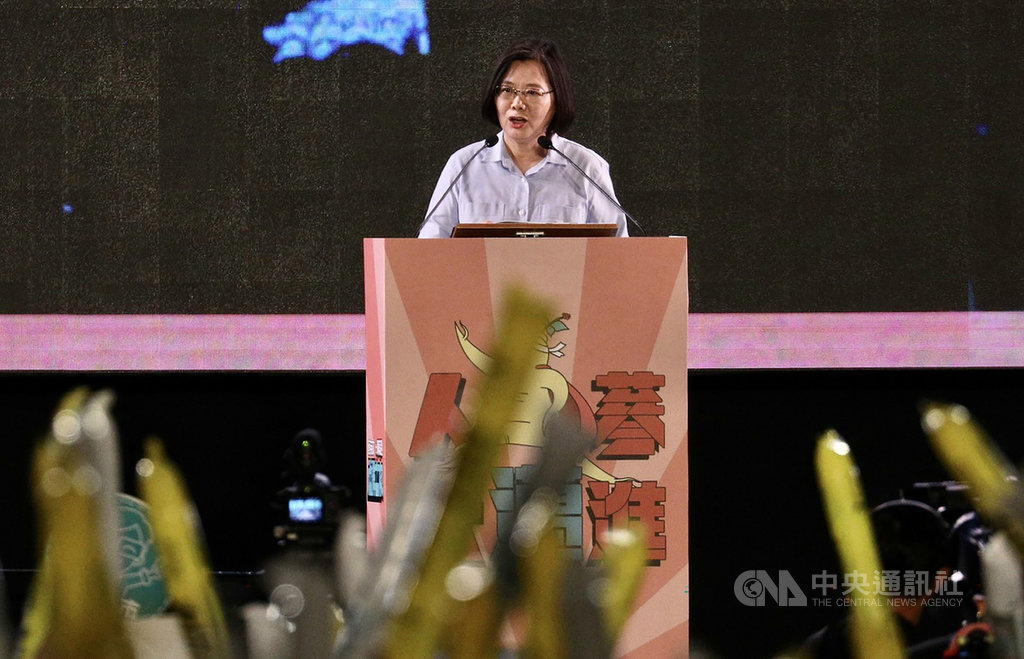 身兼民進黨主席的總統蔡英文(圖)1日晚間南下高雄出席社群之夜活動,致詞時悼念已故前總統李登輝一生為台灣民主自由所做貢獻,並和現場與會民眾一同向李登輝致敬。中央社記者董俊志攝 109年8月1日