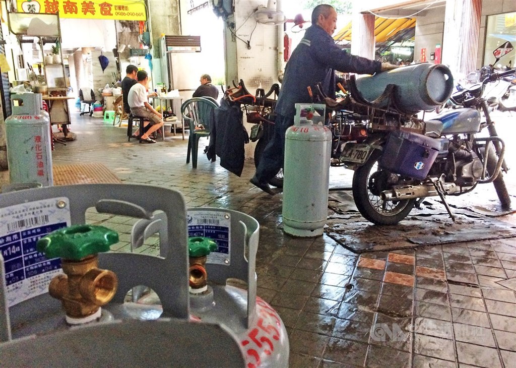 台灣中油宣布,2日凌晨零時起,8月國內天然氣價格平均調降2.97%,桶裝瓦斯價格則連4月不調整。(中央社檔案照片)