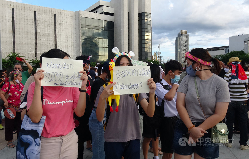 泰國學生7月30日傍晚在曼谷吞武里鄭信王大圓環前發起「跑吧哈姆太郎!」示威活動,要求解散國會。圖為抗議學生戴著老鼠耳朵的裝飾品高舉抗議標語。中央社記者呂欣憓曼谷攝 109年8月1日