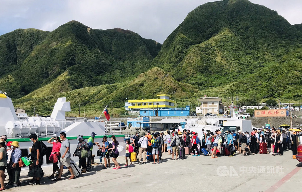 7月暑假至今蘭嶼湧入遊客,開元港進出的客輪班班客滿,遊客是否總量管制讓當地居民陷入兩難。(民眾提供)中央社記者盧太城台東傳真 109年8月1日