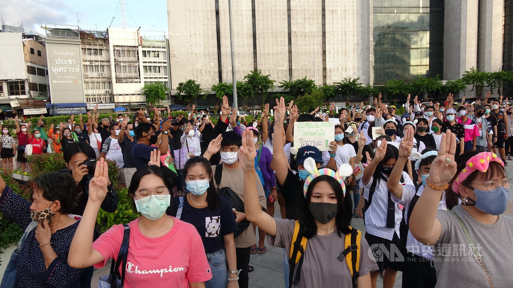 泰國學生7月30日在曼谷吞武里鄭信王大圓環前發起「跑吧哈姆太郎!」示威活動,要求解散國會。圖為抗議學生高舉電影飢餓遊戲中的手勢,表達對政府不滿。中央社記者呂欣憓曼谷攝 109年8月1日