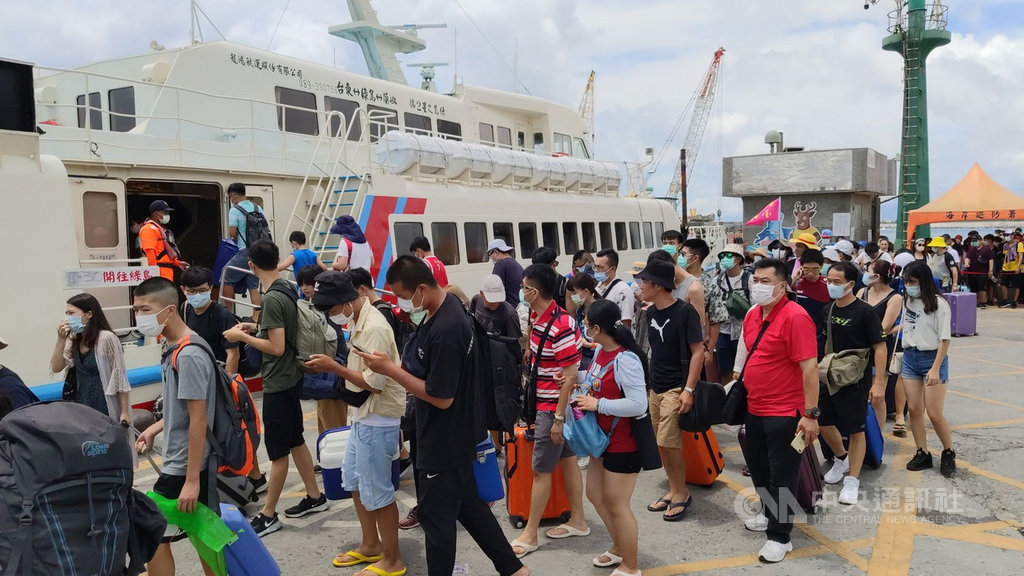 因國旅大爆發加上今年至今無颱風,台東綠島遊客爆量,依海巡統計,7月15日至30日進入綠島達10萬2232人次,客輪班班客滿,遊客總量管制問題再度受到關注。中央社記者盧太城台東攝 109年8月1日