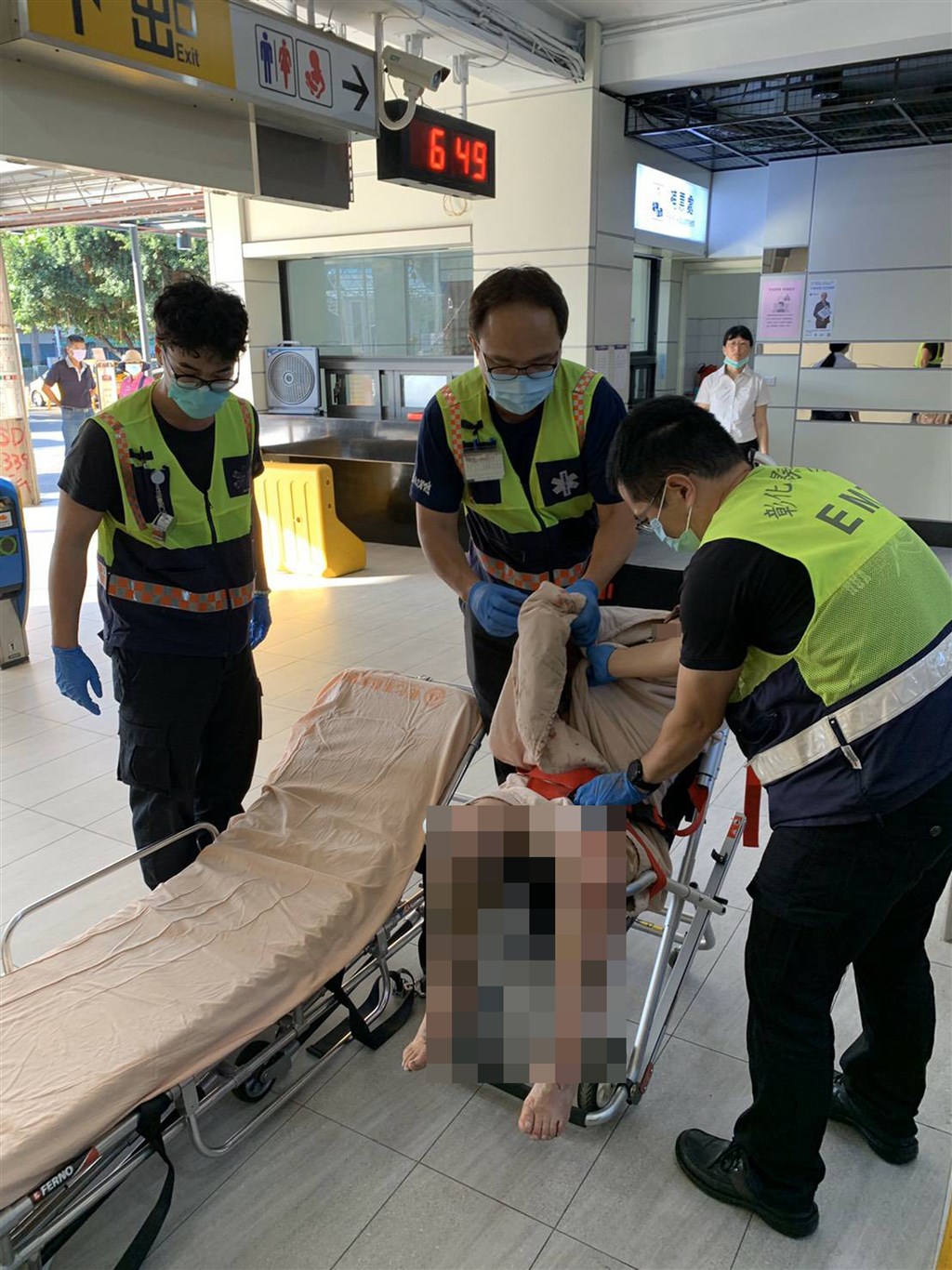 一名黃姓婦人1日在台鐵彰化站月台頂棚觸及高壓電,緊急送醫插管急救,警方正釐清案發原因。(民眾提供)中央社記者蕭博陽彰化縣傳真 109年8月1日