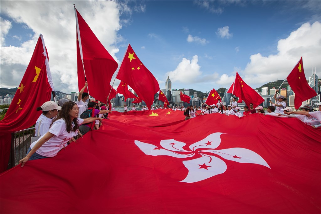 香港公務員事務局長聶德權13日表示,將在12月底或明年1月初發出通告,公布有關公務員宣誓或簽署聲明擁護基本法、效忠香港特區的安排。圖為港區國安法通過後的香港。(中新社)
