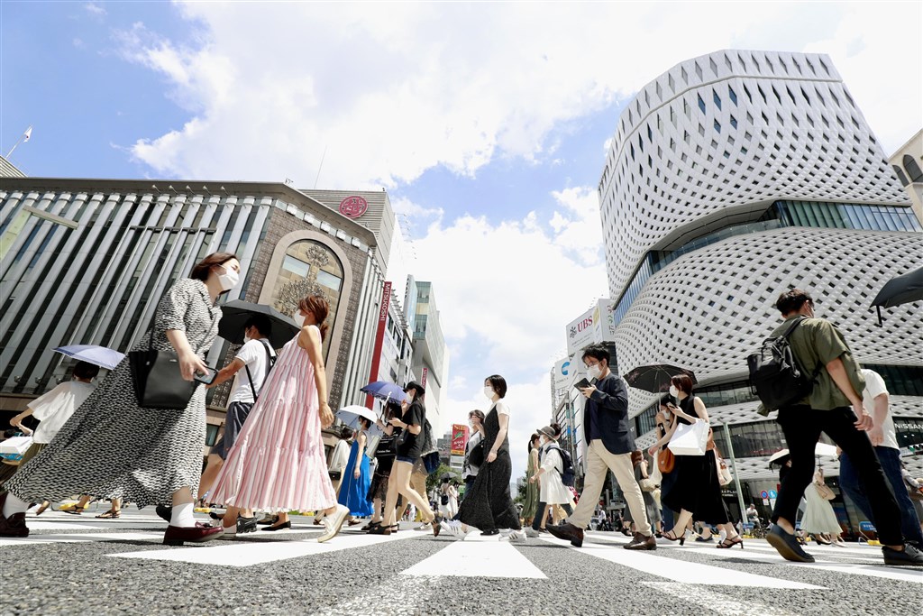 日本東京都1日單日新增472例武漢肺炎確診病例,續創新高紀錄。圖為1日銀座街頭。(共同社)