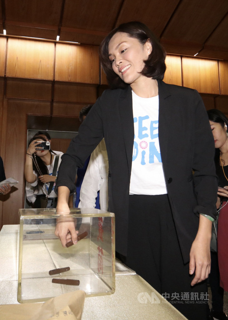 國民黨高雄市長補選候選人李眉蓁(前)1日下午出席第3屆高雄市長補選公辦電視政見發表會,進入會場前先抽出發言順序。中央社記者董俊志攝 109年8月1日