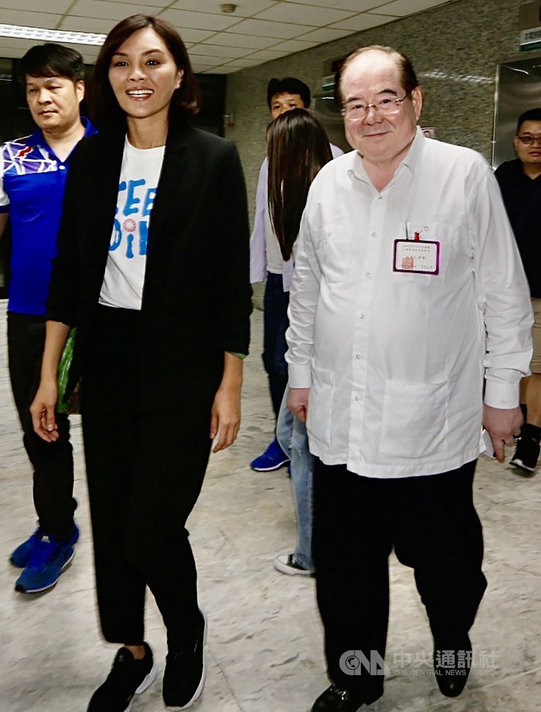 國民黨高雄市長補選候選人李眉蓁(前左)1日出席第3屆高雄市長補選公辦電視政見發表會,國民黨秘書長李乾龍(前右)陪同入場。中央社記者董俊志攝 109年8月1日