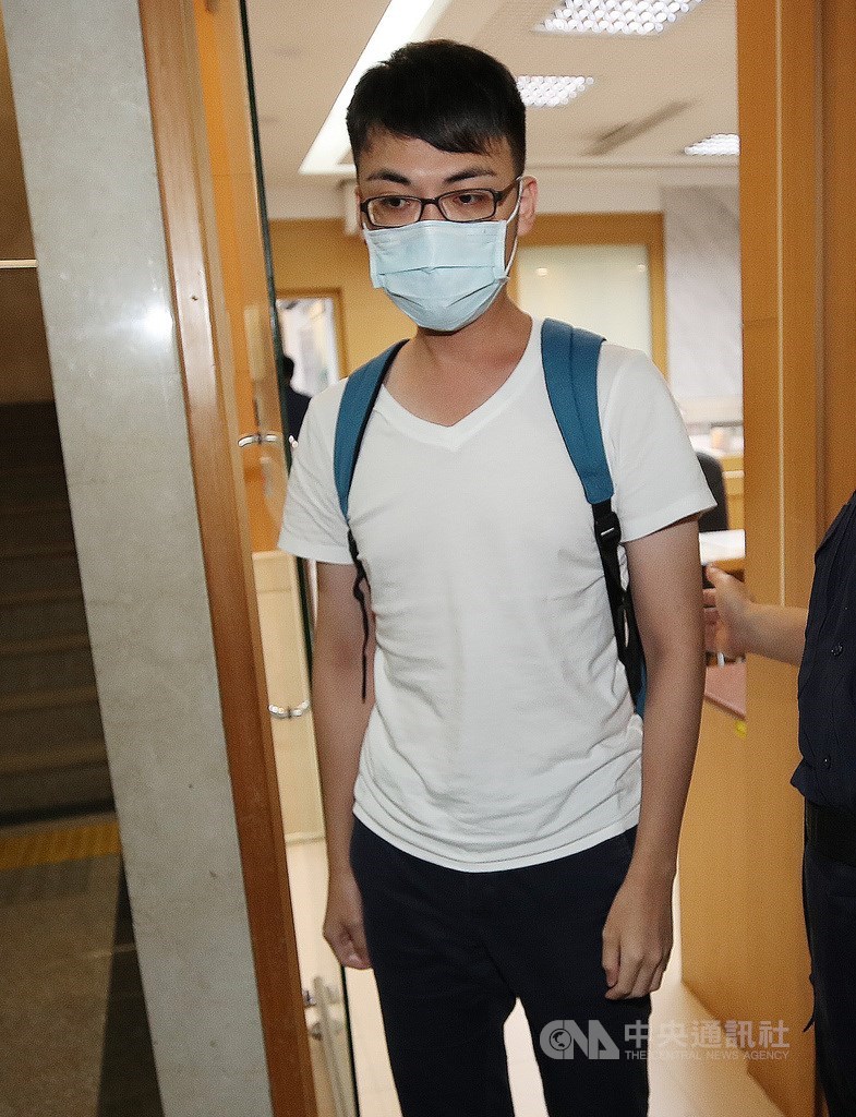 台北地檢署偵辦立委涉嫌收賄案,漏夜偵訊63人,時代力量黨主席徐永明的助理李承值(圖)1日訊後以新台幣5萬元交保。中央社記者張新偉攝 109年8月1日