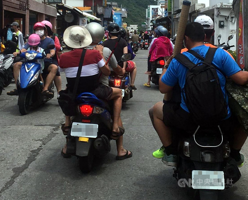 國內疫情趨緩國旅大爆發,又碰上至今尚未有颱風侵襲,綠島遊客爆量,街上擠滿了機車,影響當地生活品質,綠島遊客總量管制議題談了多年還是無解。中央社記者盧太城台東攝 109年8月1日