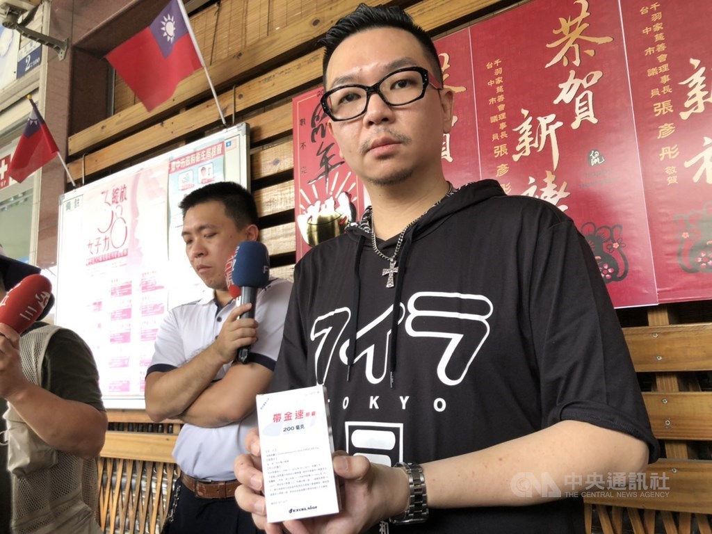 台中市議員張彥彤(前)全家鉛中毒住院,接受1個月治療的張彥彤出院後,7月31日出面接受媒體採訪,表示後續仍須接受排毒治療。中央社記者趙麗妍攝 109年7月31日