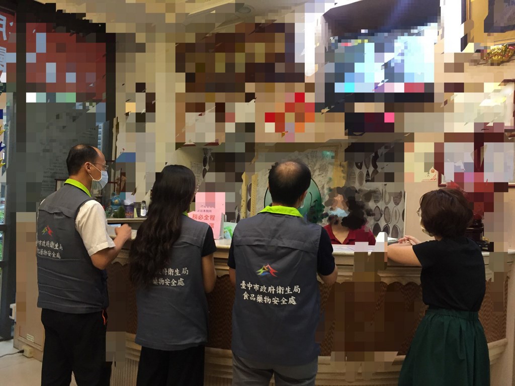 台中市議員張彥彤全家鉛中毒住院,檢驗出張家人服用的中藥粉含鉛量超標,衛生局7月30日下午前往中藥診所稽查。(台中市政府提供)中央社記者趙麗妍傳真 109年7月31日