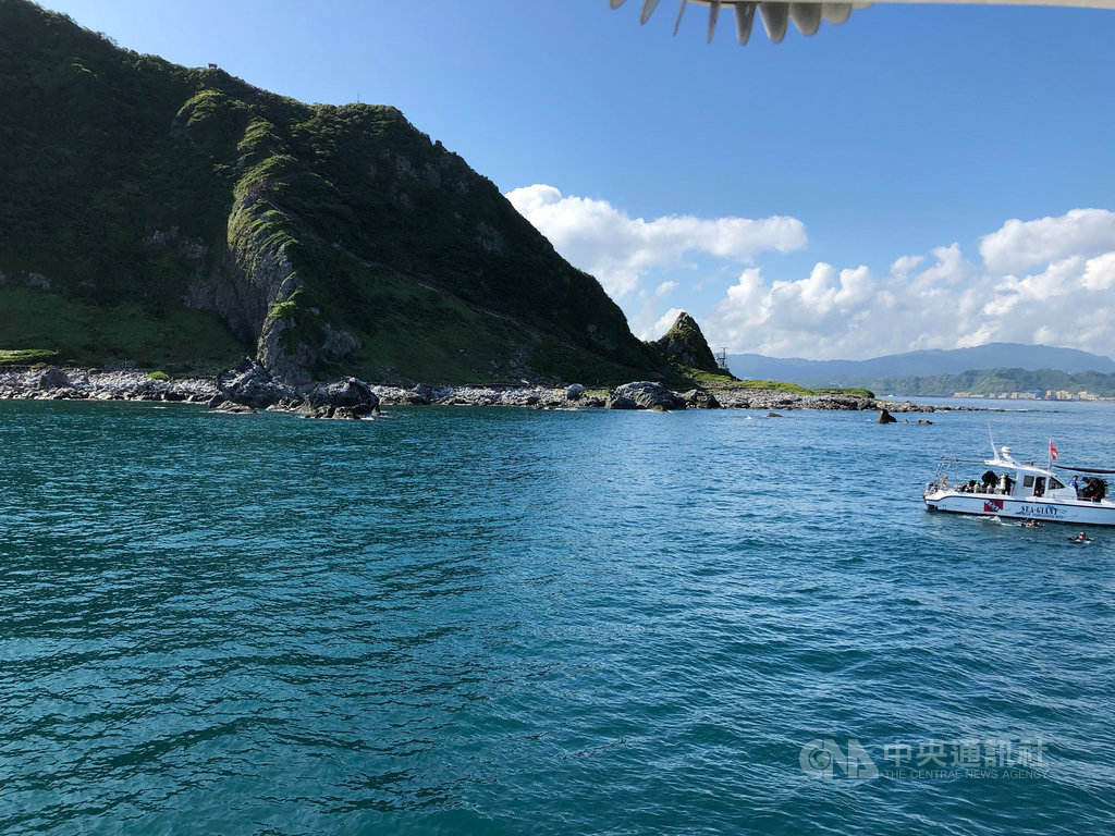 基隆嶼7月1日起每天開放1200人登島,基隆市政府為提升旅遊品質,開放前做好萬全準備,除建置登島網路預約平台,讓資訊透明化外,也利用封島期間整修候船亭、環島及登山步道。中央社記者王朝鈺攝 109年8月2日