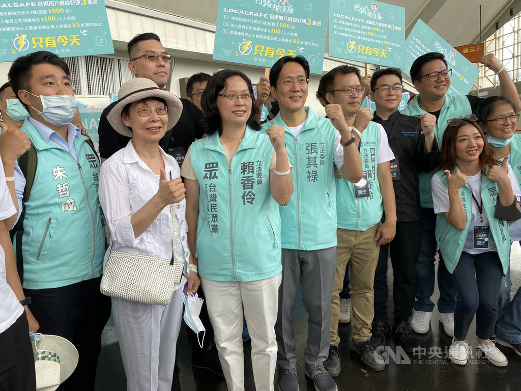 台灣民眾黨黨員大會2日在桃園國立體育大學綜合體育館登場,民眾黨的黨公職人員與支持者合影,相互加油打氣。中央社記者邱俊欽桃園攝 109年8月2日
