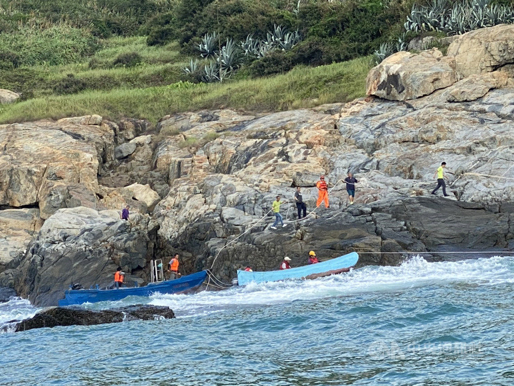 馬祖海巡隊2日獲報,本國籍船隻受困北竿近岸礁石區,船上漁民已登岸逃脫,但船隻隨時有觸礁沉沒危險,馬祖海巡實施全程戒護,協助另外2艘漁船將受困漁船拖帶礁石區。(海巡署金馬澎分署提供)中央社記者邱筠馬祖傳真 109年8月2日