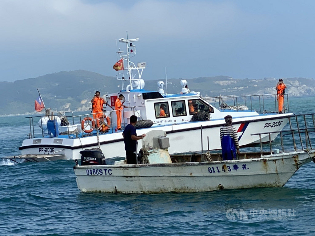 馬祖海巡隊2日獲報,一艘舢舨失去動力漂流海上,立即派遣巡防艇緊急前往,並於舢舨即將觸礁時,順利趕到現場救援,拖帶返港。(海巡署金馬澎分署提供)中央社記者邱筠馬祖傳真 109年8月2日