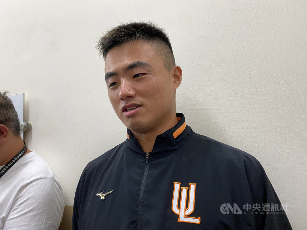 中華職棒統一獅隊先發投手施子謙睽違1個月再次先發,2日主投6局,失3分都不是責失,幫助球隊以10比4勝樂天桃猿隊,中止3連敗。中央社記者楊啟芳攝 109年8月2日