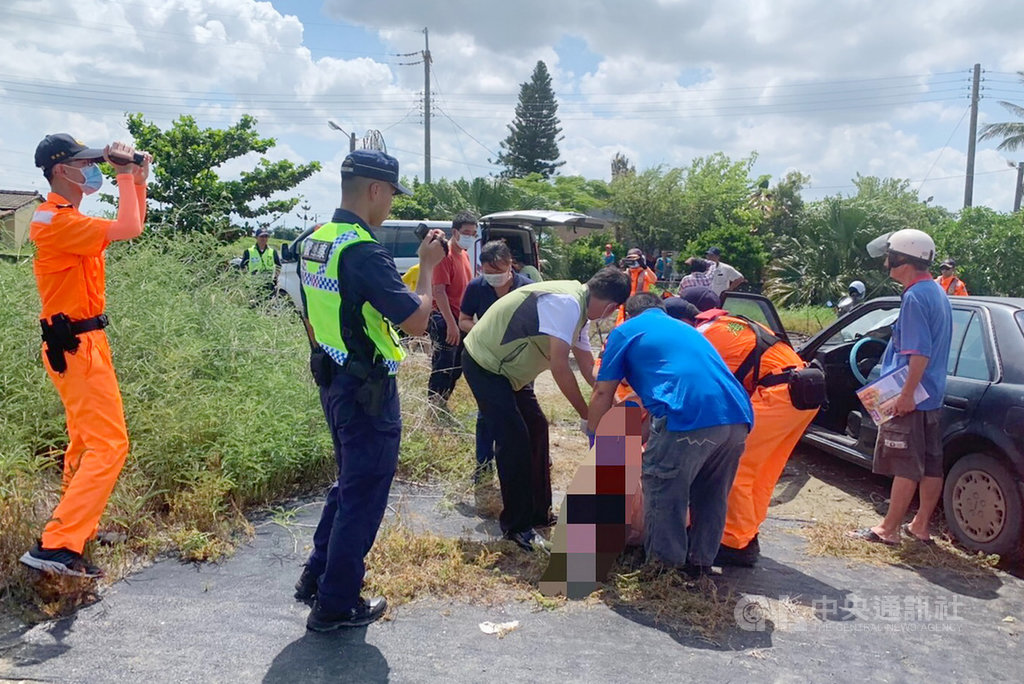 海巡署網寮安檢所2日凌晨接獲民眾通報指出,家人駕駛自小客車失聯,請求協尋,海巡人員上午在東石掌潭村白水湖尋獲失聯車輛,車內女子已失去生命跡象。請珍惜生命。自殺防治專線(24小時):0800-788-995;生命線:1995。(網寮安檢所提供)中央社記者蔡智明傳真 109年8月2日