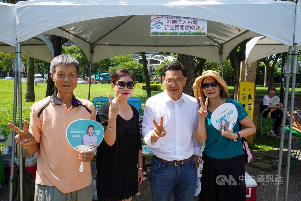 國民黨高雄市長補選候選人李眉蓁1日在電視政見發表會表示,若當選會邀民眾黨候選人吳益政擔任副市長;吳益政(右2)2日受訪時回應,繼續當好朋友就好。(吳益政競選總部提供)中央社記者陳朝福傳真 109年8月2日