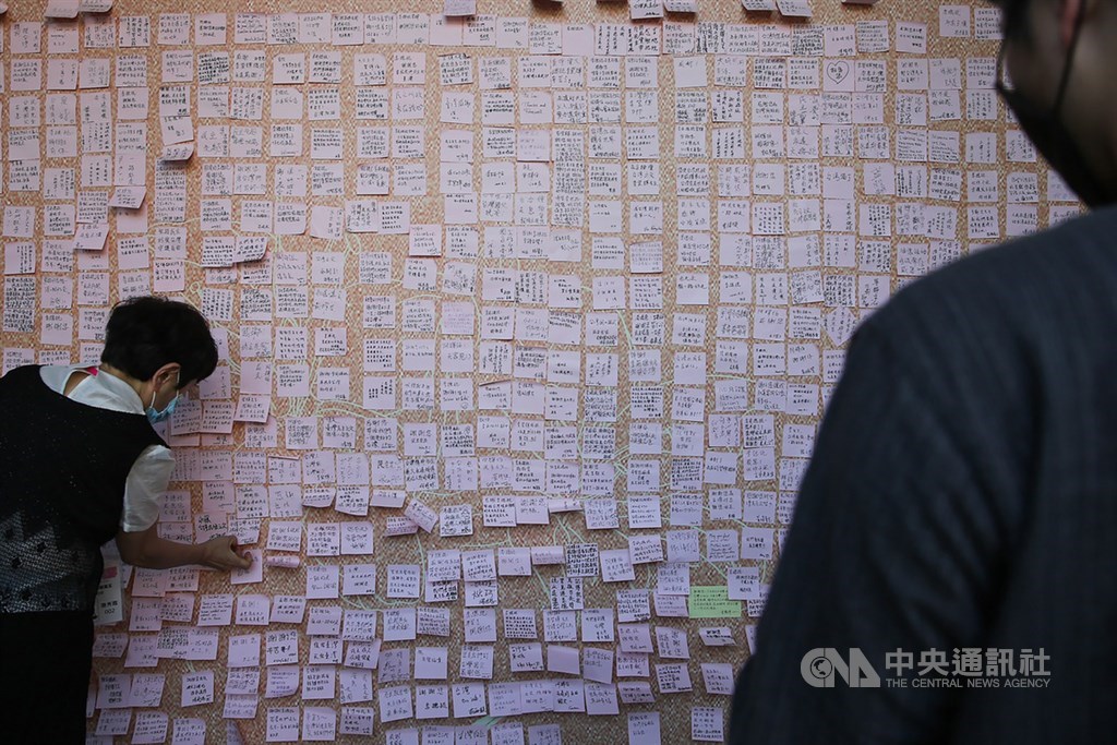 不少民眾1日前往位在台北賓館的前總統李登輝追思會場，並在追思牆上貼上紀念之語，場面肅穆。中央社記者游凱翔攝　109年8月1日