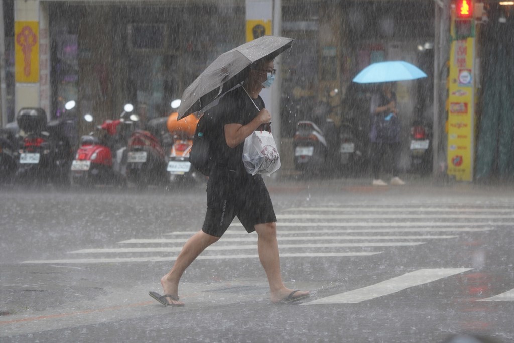 中央氣象局2日針對8縣市發出大雨特報，提醒民眾注意瞬間大雨。（中央社檔案照片）