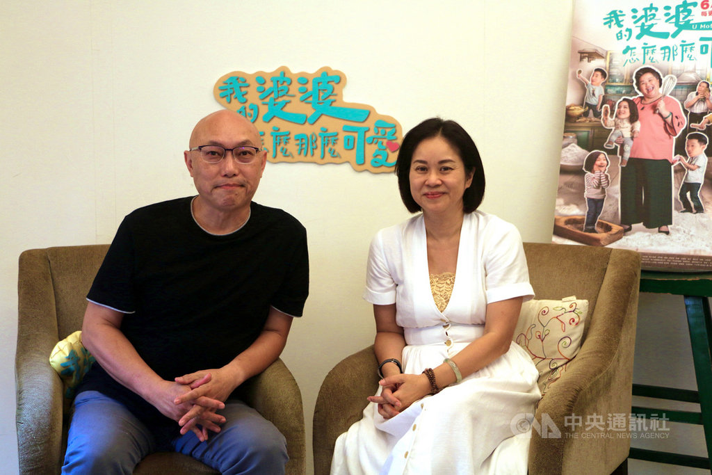 家庭喜劇「我婆婆怎麼這麼可愛」由製作人陳慧玲(右)、導演鄧安寧(左)等聯手打造。6月初播出至今,話題熱度高,更創下高收視率;鄧安寧透露,私心想再拍「我的婆婆2」。中央社記者葉冠吟攝 109年8月2日