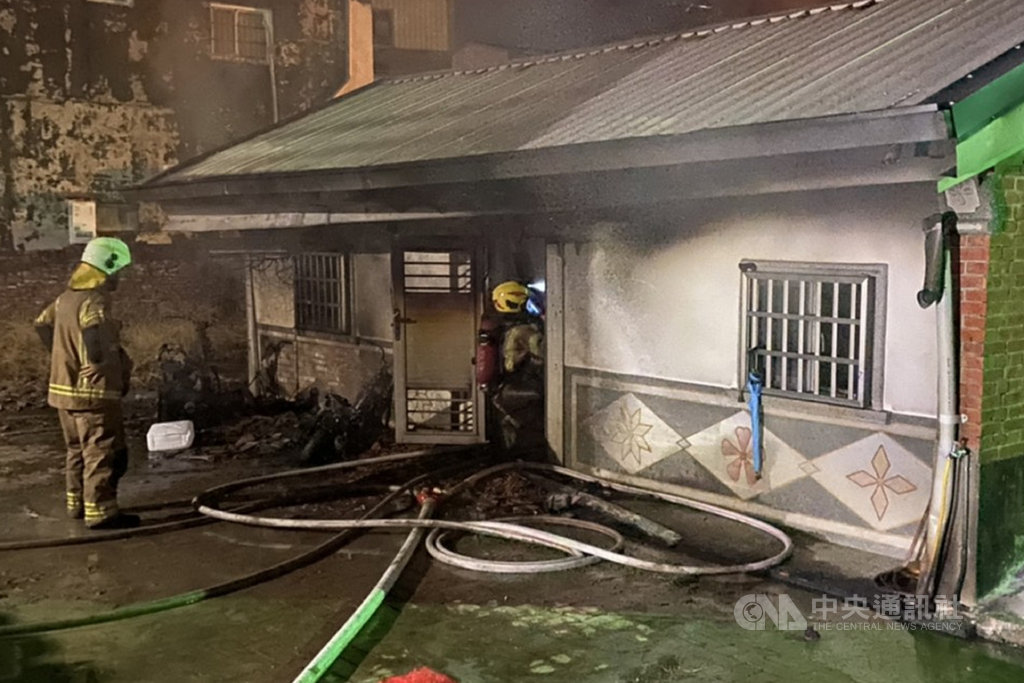 台南市六甲區一處平房民宅2日凌晨火警,82歲屋主李姓老翁一度受困,消防人員獲報到場後將他救出送醫。(讀者提供)中央社記者楊思瑞台南傳真 109年8月2日