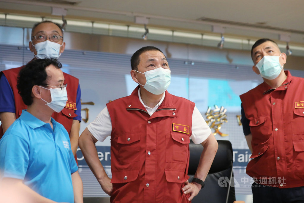 颱風哈格比逼近,新北市政府災害應變中心二級開設,新北市長侯友宜(中)也至災害應變中心了解颱風動態,呼籲民眾避免前往海邊從事觀浪、釣魚等活動。(新北市府提供) 中央社記者葉臻傳真 109年8月2日