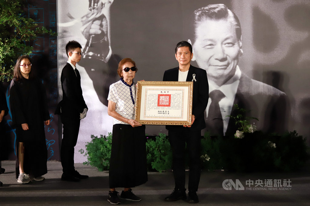 九歌出版社創辦人蔡文甫於7月15日辭世,享耆壽95歲,8月2日舉行告別式。文化部長李永得(右)代表頒贈總統褒揚令,由蔡文甫的夫人郁麗珍(右2)代表受贈。(文化部提供)中央社記者葉冠吟傳真 109年8月2日
