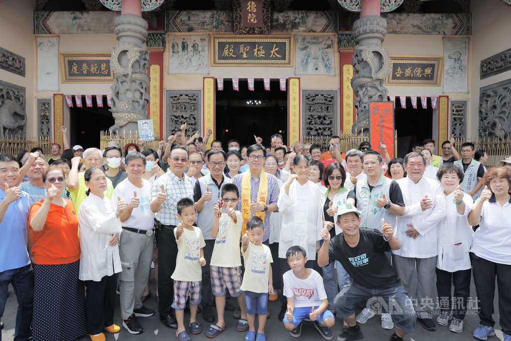 高雄市長補選,民進黨候選人陳其邁(中)2日競選行程滿檔,安排9項公開行程,分別到市場和宮廟拜票、參香。(陳其邁競選總部提供)中央社記者陳朝福傳真 109年8月2日
