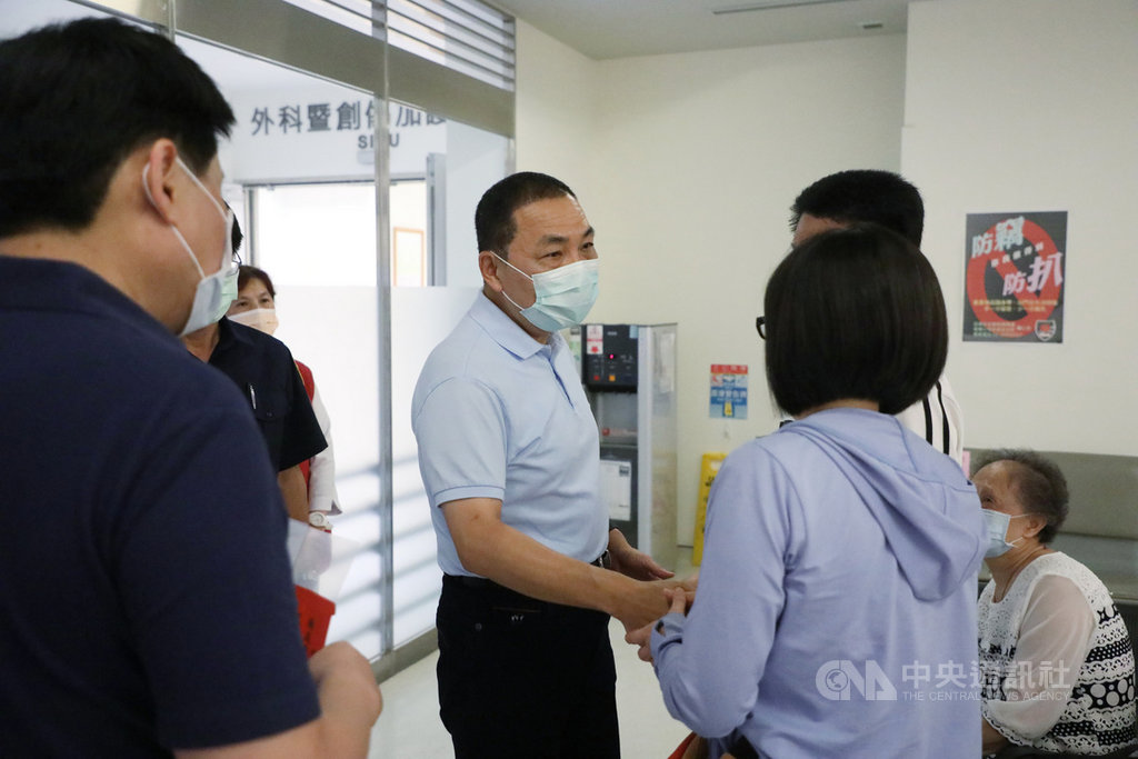 新北市21歲警員楊庭豪2日凌晨出勤時遭未成年無照騎車撞飛,命危搶救中;新北市長侯友宜(中)前往醫院慰問家屬。(新北市政府提供)中央社記者葉臻傳真 109年8月2日