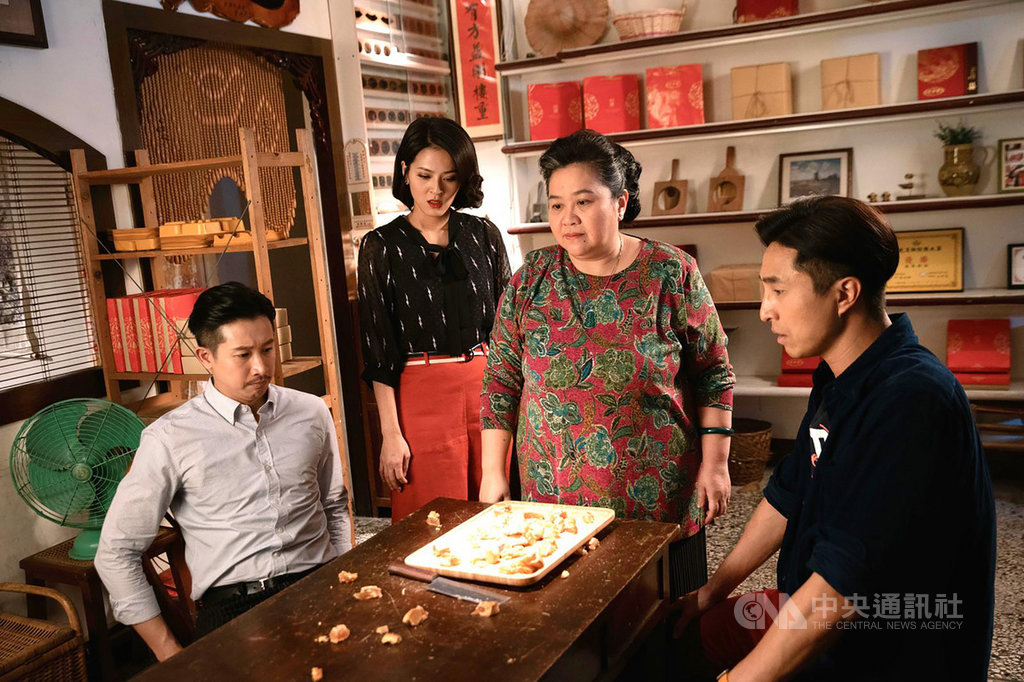 家庭喜劇「我的婆婆怎麼這麼可愛」講述一個母親想將老餅店交給子女來經營,卻沒有任何一個子女願意接手的故事。靈魂人物婆婆由金鐘視后鍾欣凌(右2)飾演,子女分別由演員邱凱偉(左起)、蘇晏霈、王少偉(右)飾演。(公視提供)中央社記者葉冠吟傳真 109年8月2日