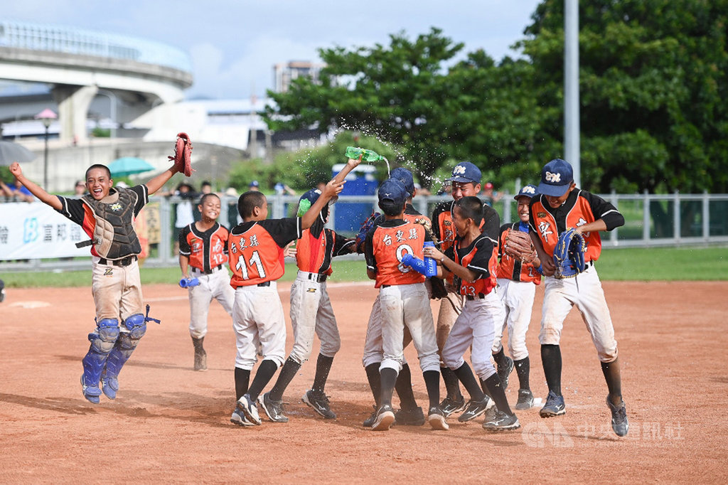 富邦盃台灣12強少棒賽2日進行決賽,台東卑南最終以7比4擊退北市東園,卑南首度參賽就奪下冠軍盃。(中華棒協提供)中央社記者楊啟芳傳真 109年8月2日