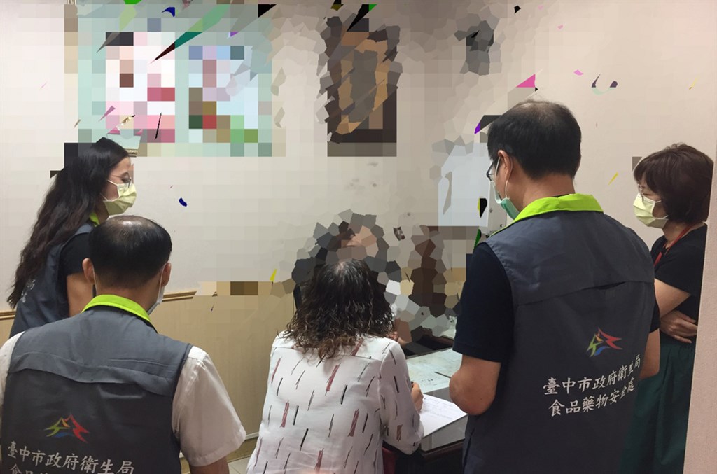 台中市議員張彥彤全家鉛中毒住院,台中市衛生局化驗相關物品,7月30日前往中藥診所稽查。(民眾提供)中央社記者趙麗妍傳真 109年7月31日