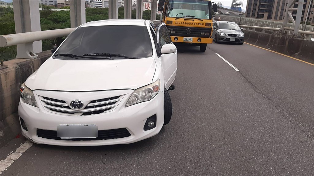 新北市一名男子2日上午在三重往新莊的台1線高架橋上開車自撞護欄後,疑似自行從高架橋上跳下,掉落至新莊副都心捷運站上方屋頂,男子右腳骨折送醫治療,詳細事故過程等仍待警方釐清。(翻攝照片)中央社記者葉臻傳真 109年8月2日