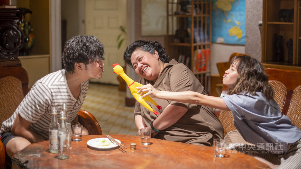 台劇「我的婆婆怎麼那麼可愛」以蘇家老餅舖為背景,演員鍾欣凌(中)、黃姵嘉(右)分飾婆媳,與餅舖員工張書偉(左)決定一起重振餅舖事業。拍攝現場導演常常不喊卡,讓演員臨場發揮,笑料百出。(公視提供)中央社記者葉冠吟傳真 109年8月2日