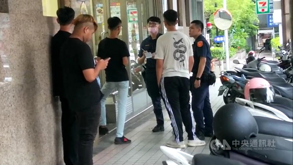 台中市多名青少年2日凌晨在北區一處路口聚眾,疑毆打其中1人,警方獲報到場後,眾人躲入附近超商,但疑持續對被害人霸凌,警方將釐清案情並通報校方協助調查偵辦。(民眾提供)中央社記者蘇木春傳真 109年8月2日