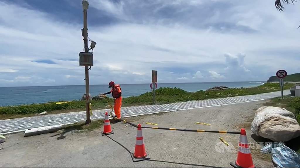 颱風哈格比逼近,氣象局已發布海上颱風警報,花蓮縣政府2日上午9時公告警戒區域,海巡署第一二岸巡隊隨即編組針對公告警戒區域拉設封鎖線,勸導及防止民眾進入。(第一二岸巡隊提供)中央社記者李先鳳傳真 109年8月2日