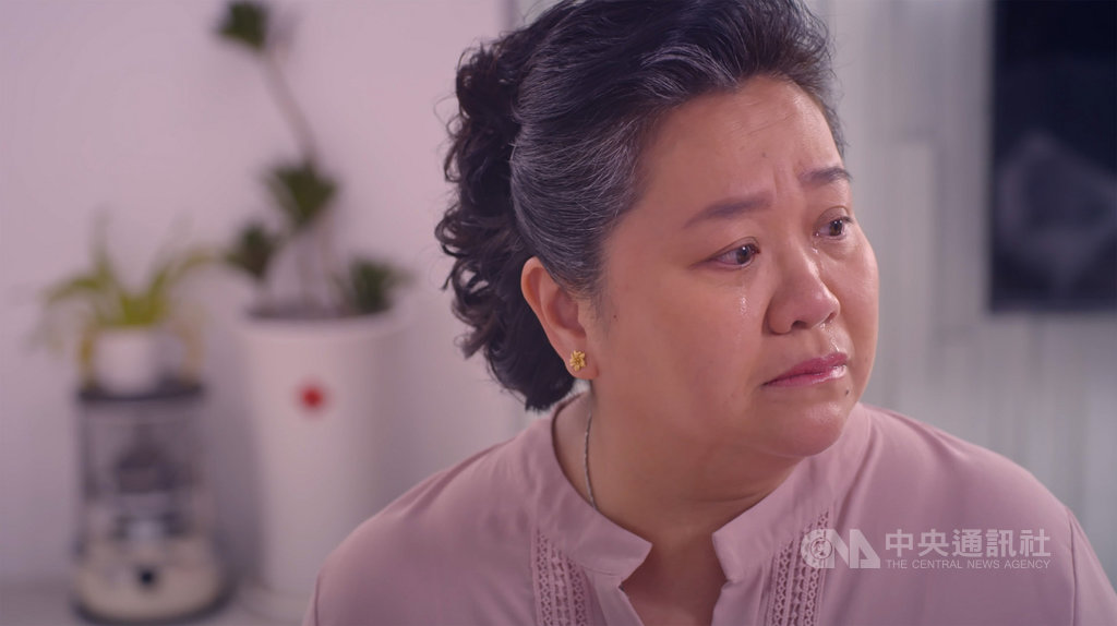 家庭喜劇「我的婆婆怎麼這麼可愛」真實反映現代人生活,牽動觀眾情緒與話題,劇中靈魂人物婆婆由金鐘視后鍾欣凌飾演,帶領觀眾隨著劇情又哭又笑。(公視提供)中央社記者葉冠吟傳真 109年8月2日