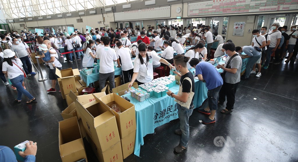 台灣民眾黨黨慶暨黨員大會2日在國立體育大學綜合體育館舉行,黨員排隊依序進場,登記並領取紀念品。中央社記者張新偉攝 109年8月2日