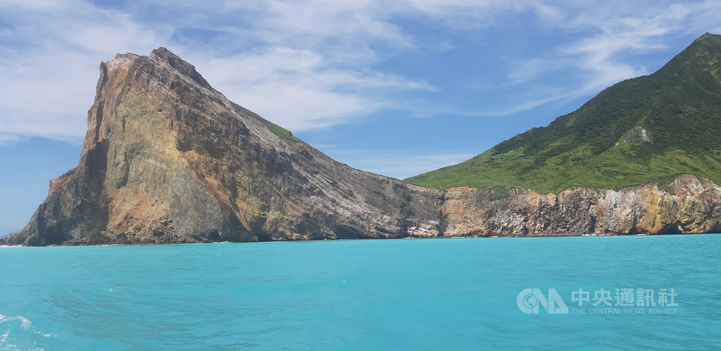 宜蘭地標龜山島20年前剛開放觀光時,已定位為生態島,早年每天限250人次,逐步開放到現今1800人次,龜山島因實施登島人數管制,交通部觀光局東北角暨宜蘭海岸國家風景區管理處表示,旅遊亂象不會發生。中央社記者沈如峰攝 109年8月2日