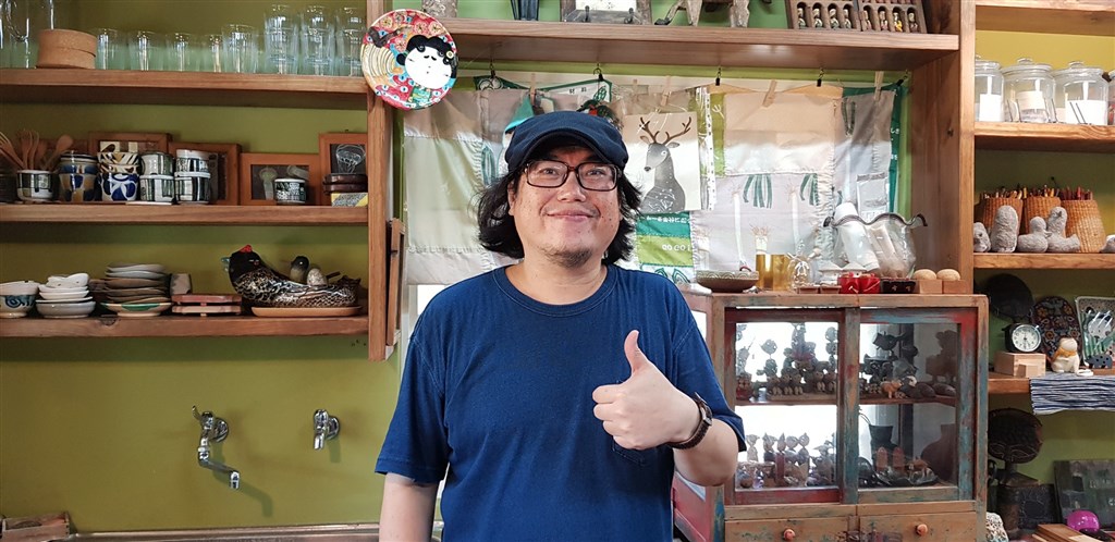 Kiko有著多重身份,除了是三平咖啡老闆,他還是繪本畫家、陶藝家。(中央社記者鄭景雯攝)
