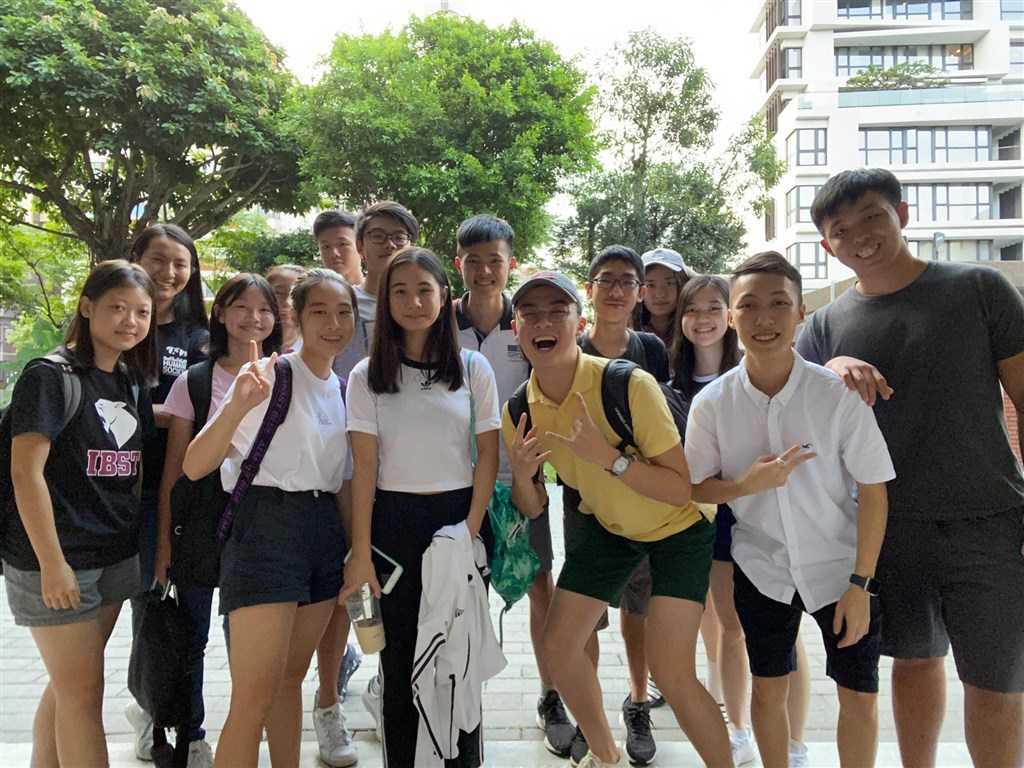 今年的世界中學生英語辯論大賽台灣隊以總分世界排名第11打進淘汰賽階段,在24強賽打敗威爾斯隊,於16強賽中擊敗荷蘭隊,晉升至8強賽。(圖取自facebook.com/WSDCTaiwan)