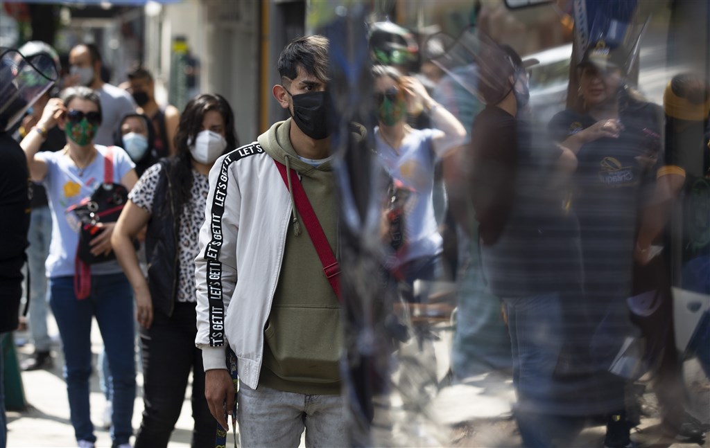 墨西哥1日新增超過9000人確診武漢肺炎,再創歷史新高。圖為墨西哥市街頭民眾佩戴口罩。(美聯社)