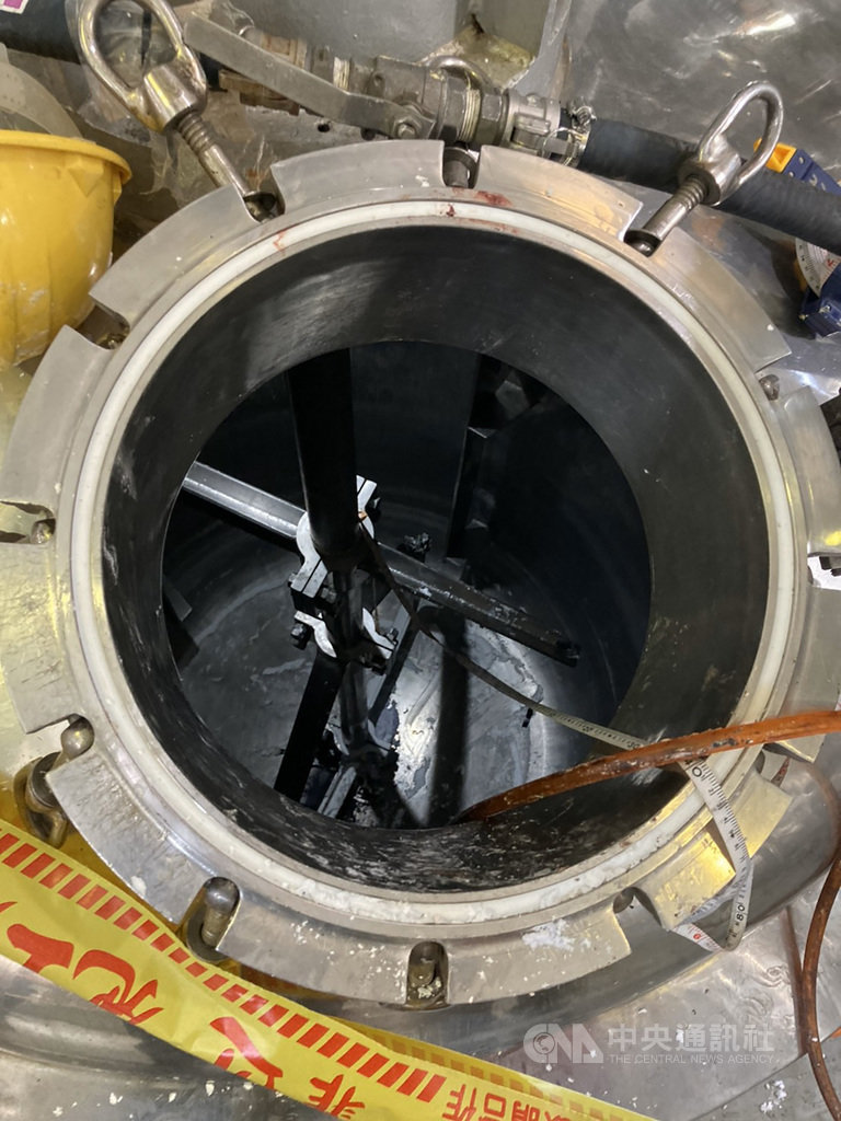 新北市勞工局表示,樹林區中化合成生技股份有限公司疑未提供足夠防護具及防墜設施,導致余姓男員工在作業過程中吸入過多有毒氣體,發生暈眩跌落廠內化學儲存槽,搶救後仍不治。(新北市勞工局提供)中央社記者葉臻傳真 109年8月2日