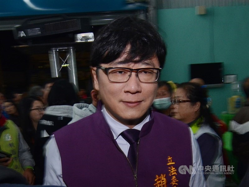 台北地檢署偵辦立委涉收賄案,1日聲押禁見10人。北院2日審理後,晚間裁定無黨籍立法委員趙正宇(前)100萬元交保。(中央社檔案照片)