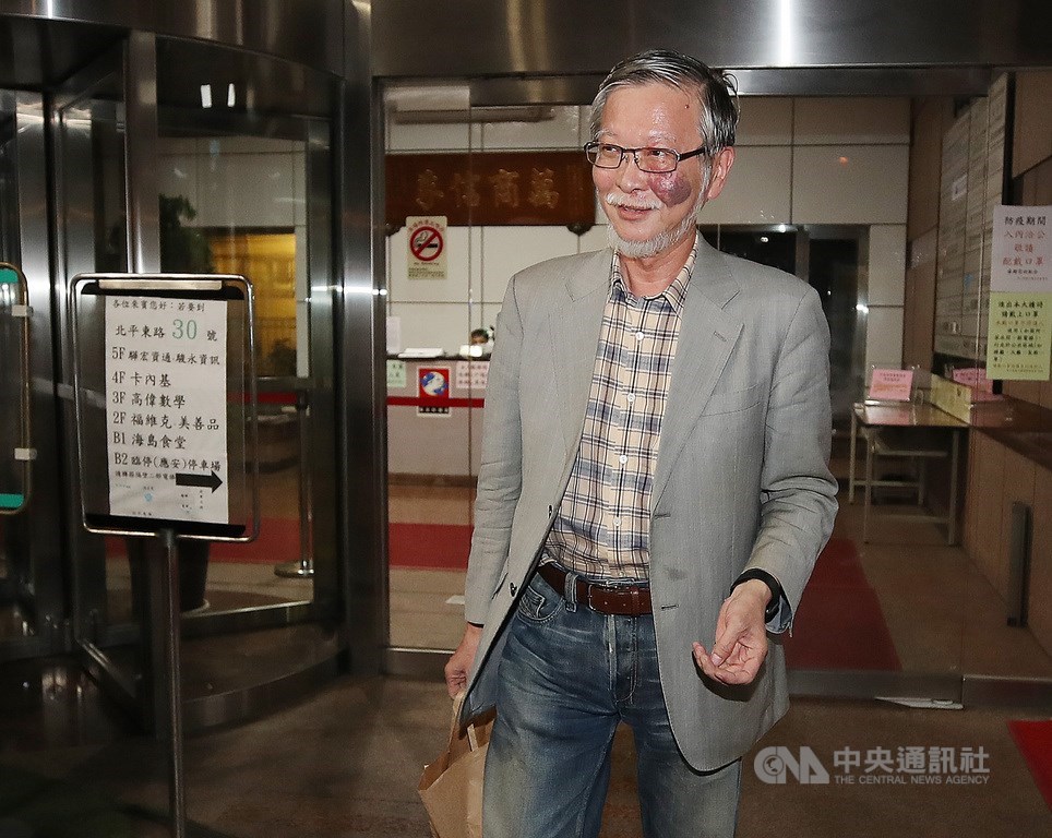 民進黨立委蘇震清等人疑涉SOGO公司經營權之爭遭指涉賄,遭檢方調查;由於台北地方法院的羈押庭還在審理,民進黨廉政委員會2日決議,若法院裁定蘇震清羈押,就立即停權處分。會後主委邱駿彥(圖)向媒體說明。中央社記者張新偉攝 109年8月2日