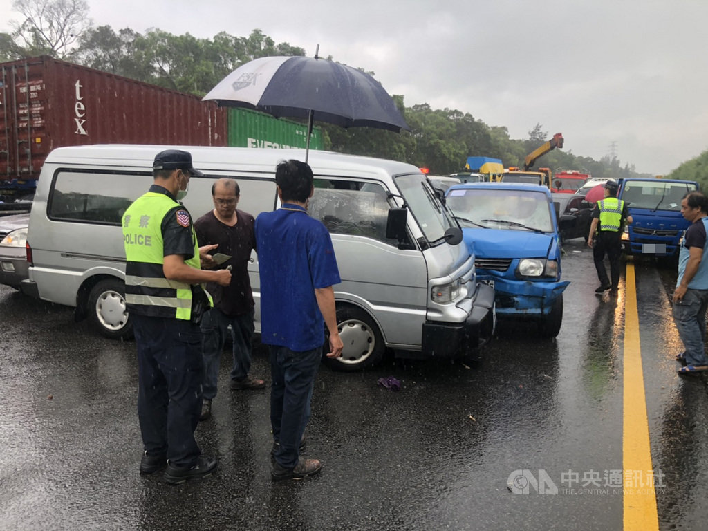 天雨路滑,國道3號南下通霄交流道前後約500公尺,3日上午就發生3起事故,總共11部車輛發生碰撞。中央社記者管瑞平攝 109年8月3日