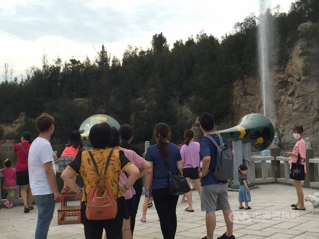 戰地金門屬適合四季觀光的旅遊型態,加上景點分散,遊客雖爆量卻不致有亂象。圖為有「迷你版張家界」之稱的南石滬公園,還有全球少見的「喊泉」,讓民眾藉由吶喊抒壓。中央社記者黃慧敏攝 109年8月3日
