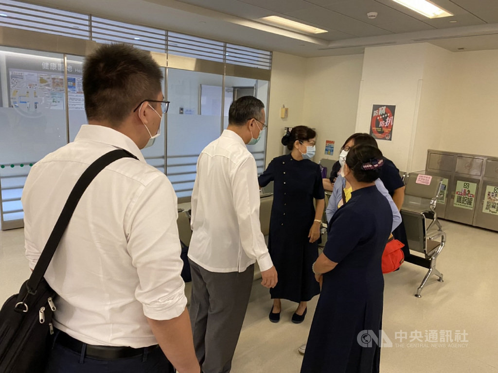 樹林分局員警楊庭豪2日出勤時,遭無照駕駛機車的少年撞倒重傷昏迷,警政署長陳家欽(左2)3日前往探視,慰問家屬。(翻攝照片)中央社記者王鴻國傳真 109年8月3日