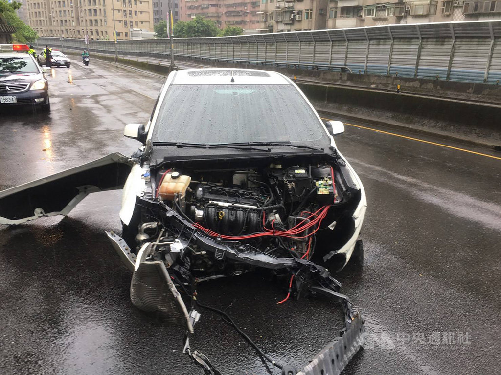 受到颱風哈格比影響,新北市新店一名男子疑因天雨路滑失控自撞山壁,所幸僅輕傷,但車輛車頭全毀。(翻攝照片) 中央社記者葉臻傳真 109年8月3日